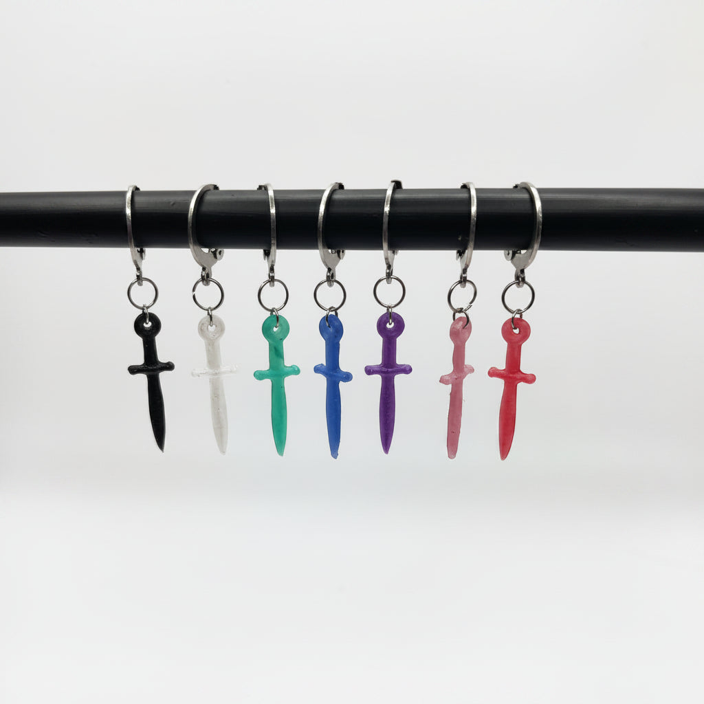 Aiguille – Epées d’oreilles en résine colorée