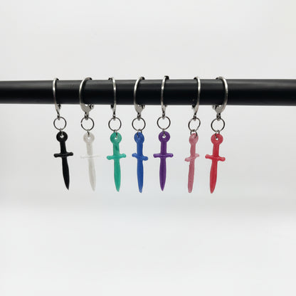 Aiguille – Epées d’oreilles en résine colorée