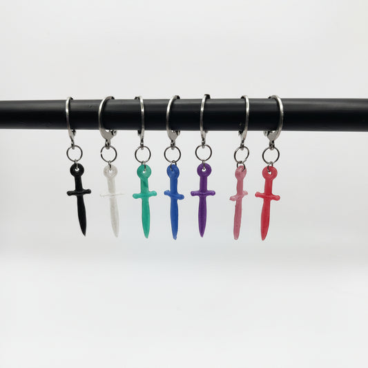 Aiguille – Epées d’oreilles en résine colorée