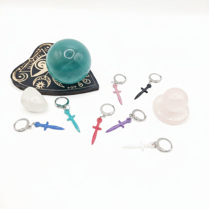 Aiguille – Epées d’oreilles en résine colorée