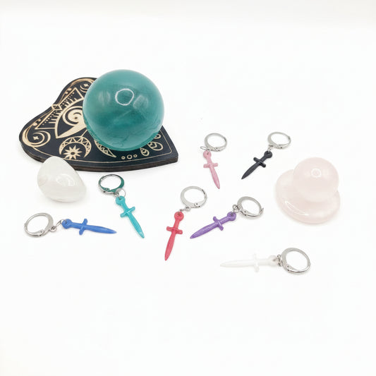 Aiguille – Epées d’oreilles en résine colorée