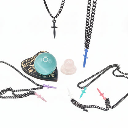 Pointe – Pendentif épée en résine colorée
