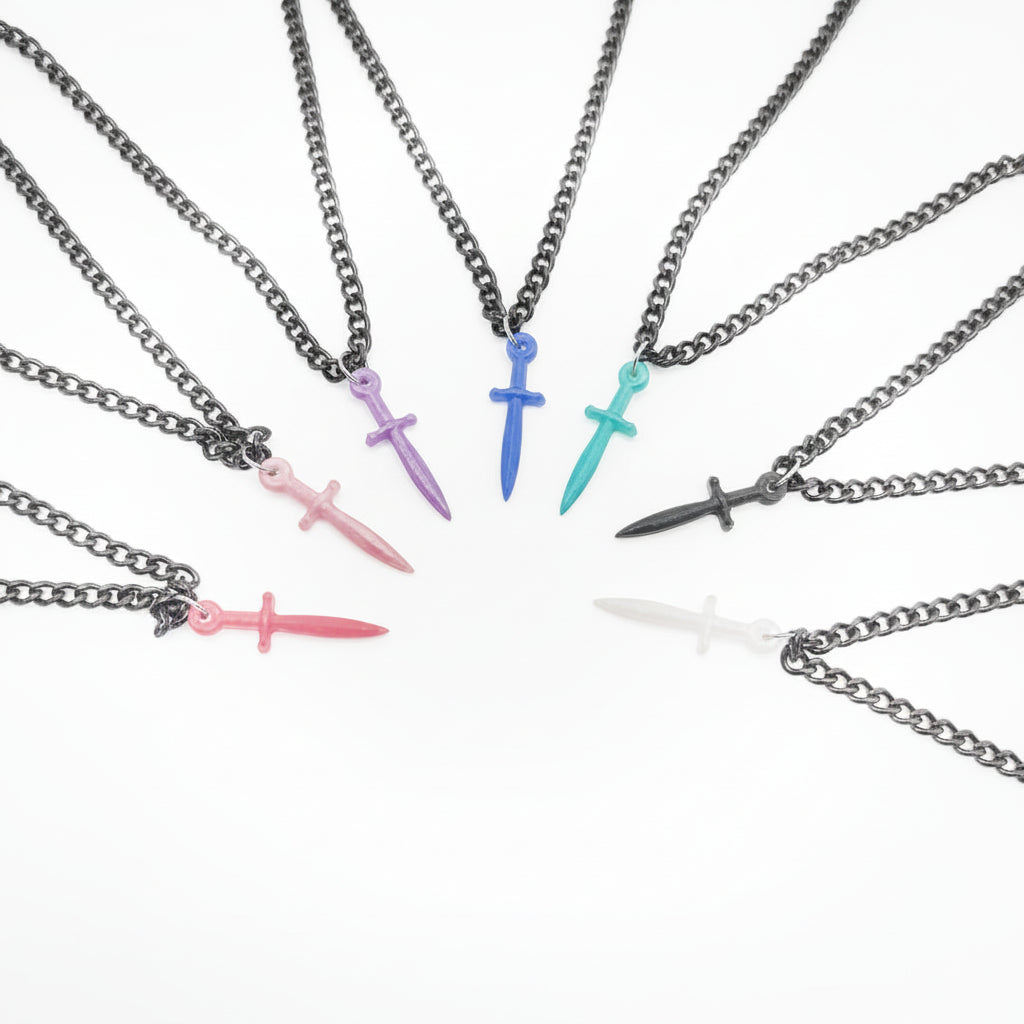 Pointe – Pendentif épée en résine colorée