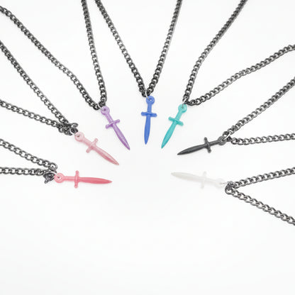 Pointe – Pendentif épée en résine colorée
