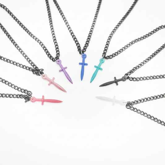 Pointe – Pendentif épée en résine colorée